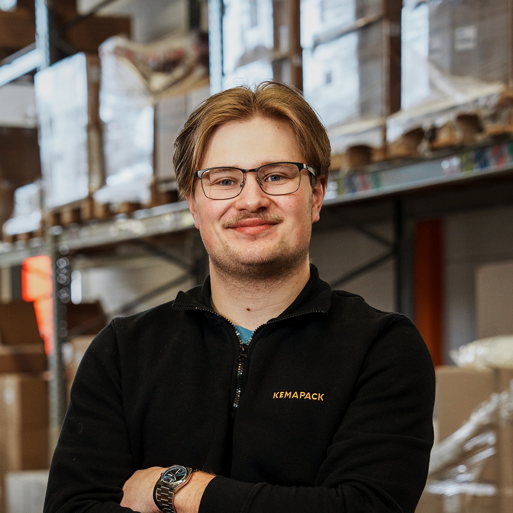 Erfolgreiche Ausbildung: Nico Miedl bleibt bei Kemapack! 
