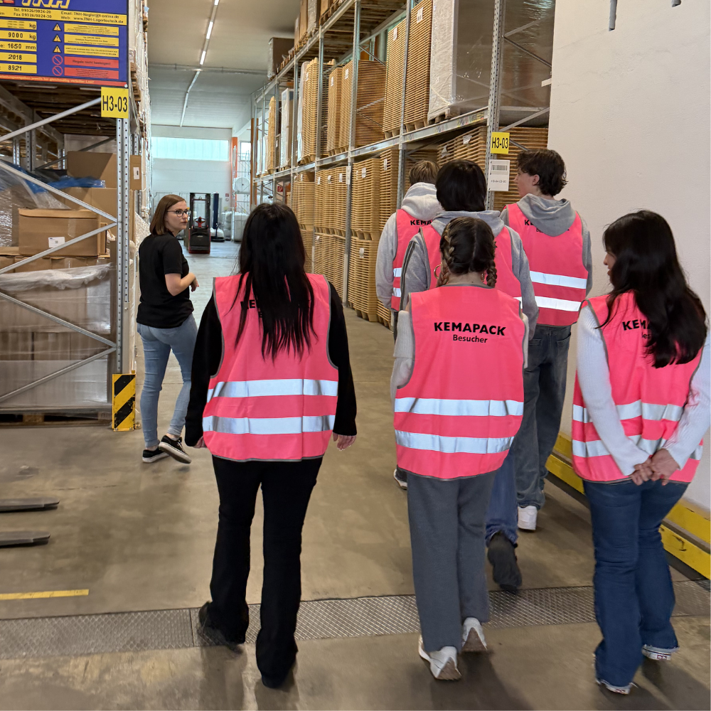 FOS Landsberg zu Besuch bei Kemapack: Berufsorientierung zum Anfassen 