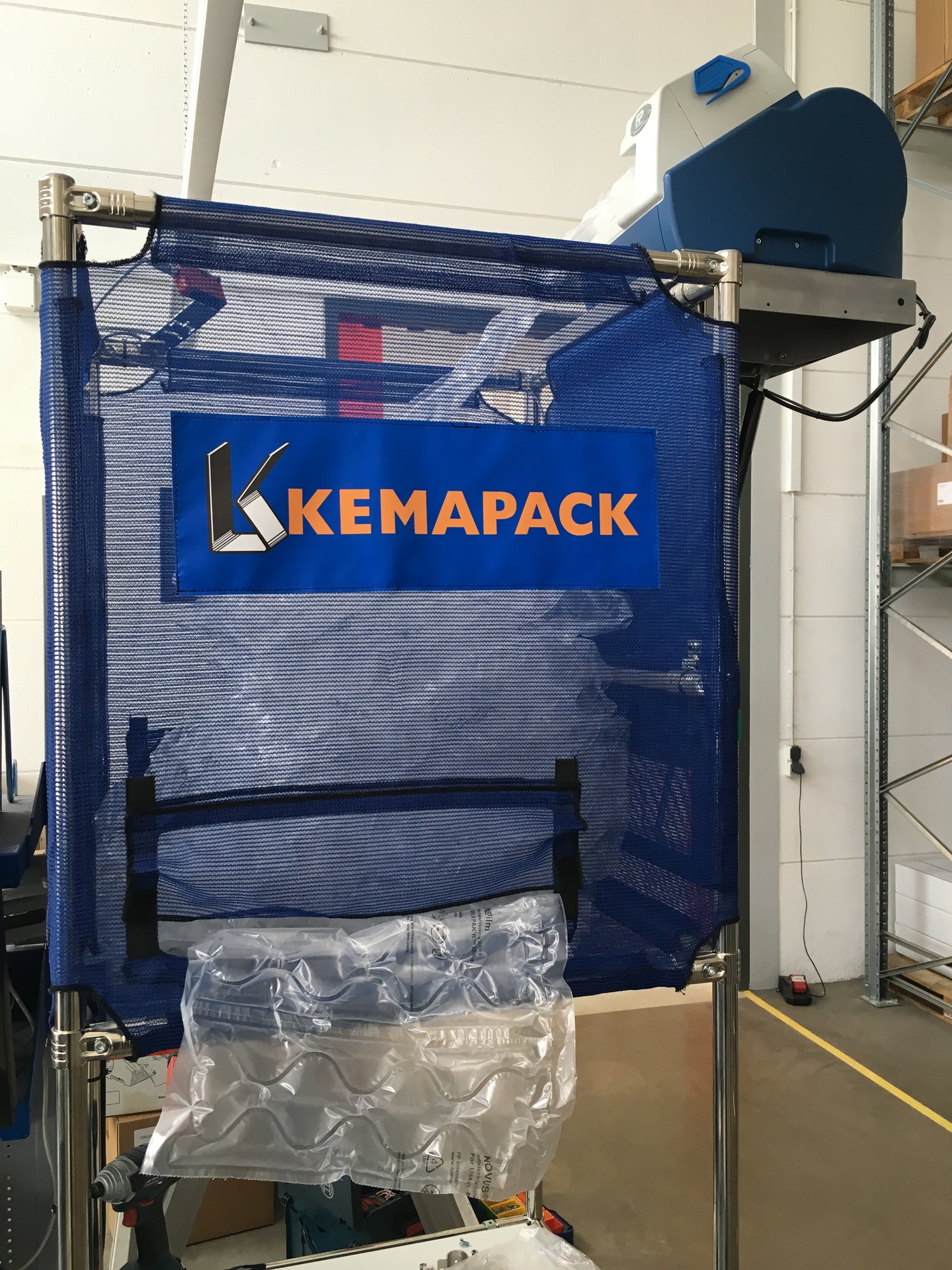 Luftkissenstation (Luftkissensilo) mit Liftlösung für Luftkissenmaschine  Pro Pak'r von Kemapack 