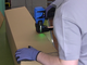 Akkubetriebener Deckelhefter bei der Arbeit