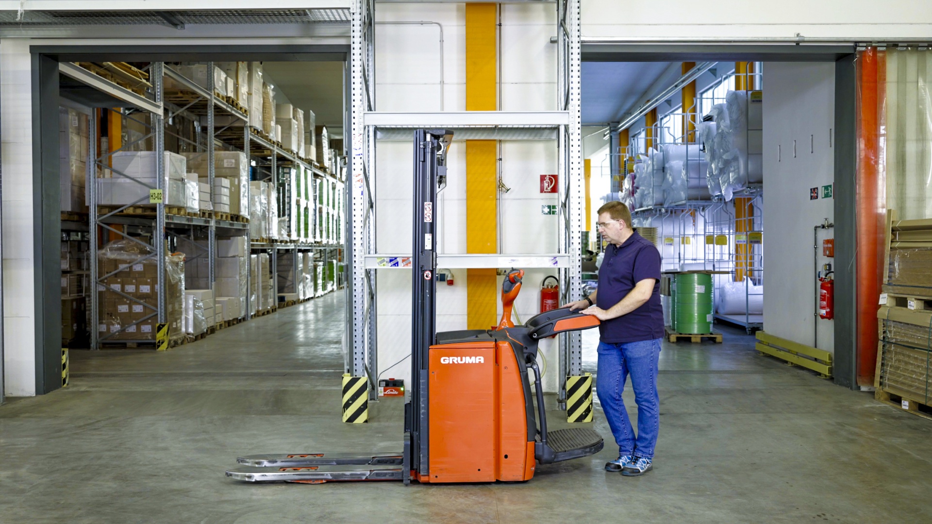 Sicherheitsunterweisung für Mitgänger Schnellläufer Stapler Flurförderzeuge Hubwagen Ameise bei Kemapack