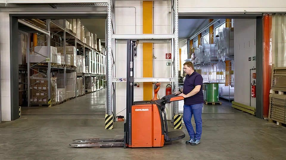 Sicherheitsunterweisung für Gabelhochhubwägen Schnellläufer Stapler Flurförderzeuge Hubwagen Ameise bei Kemapack